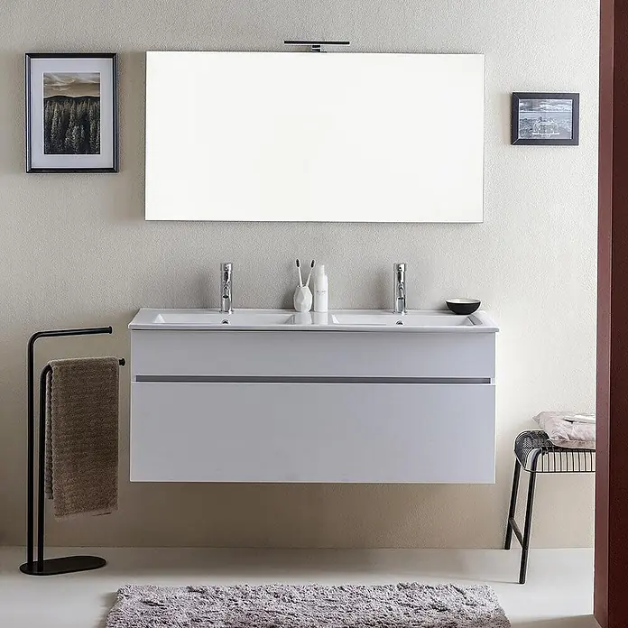 Kiamami Valentina Badmöbel-Set - Weiß - Wandmontierter Doppel-Badezimmerschrank in Hellgrau mit zwei weißen Waschbecken und Chromarmaturen, ergänzt durch einen großen Spiegel.