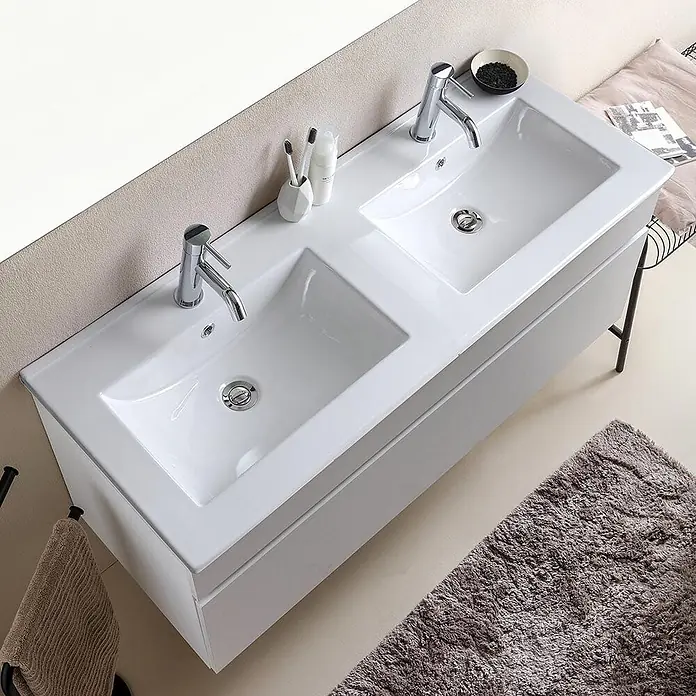 Kiamami Valentina Badmöbel-Set - Weiß - Weißer Doppelwaschtisch-Badschrank mit Chromarmaturen in modernem Ambiente.