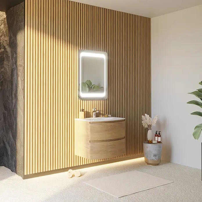Kiamami Valentina Badmöbel-Set - Holz mittel - Modernes Badezimmer mit Waschtisch aus Holz, weißem Waschbecken und beleuchtetem Spiegel vor einer Lamellenwand.
