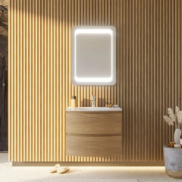Kiamami Valentina Badmöbel-Set - Holz mittel - Moderne Badmöbel aus hellem Holz mit weißem Waschbecken und LED-beleuchtetem Spiegel vor einer Lamellenwand.