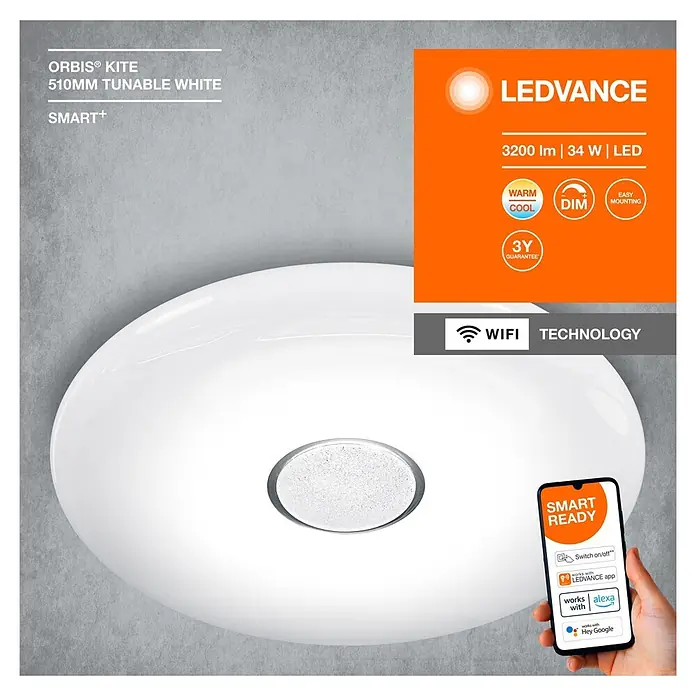 Ledvance Smart+ WiFi LED-Deckenleuchte rund Ceiling Kite - 32 W, Ø x H: 510 x 83 mm, Weiß - Weiße LEDVANCE Orbis Kite Smart-Deckenleuchte, 510mm, abstimmbares Weiß, dimmbar, mit WLAN, gezeigt mit Smartphone.