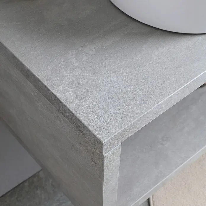 Kiamami Valentina Badmöbel-Set - Grau - Hellgraue Betonoptik-Arbeitsplatte mit weißem Becken, Teil einer Lagereinheit.