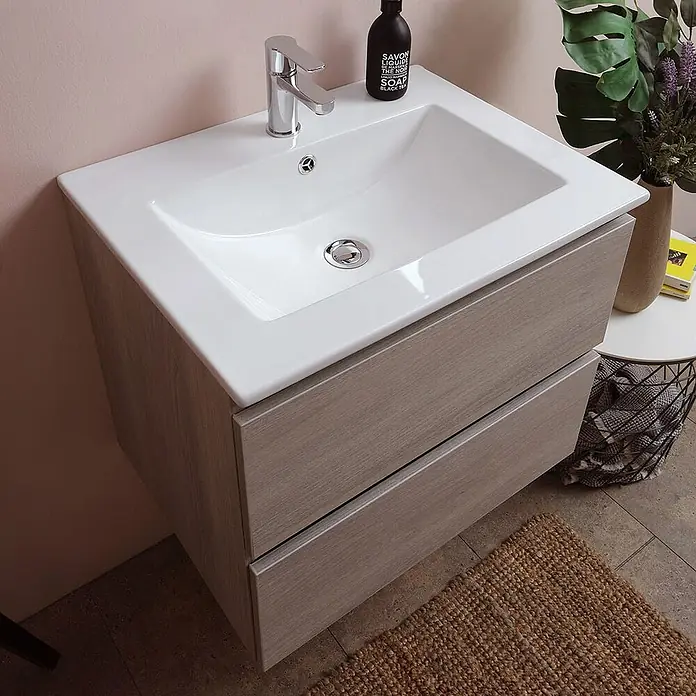 Kiamami Valentina Badmöbel-Set - Helles Holz - Wandhängender Badunterschrank mit weißem Keramikwaschbecken und zwei hellen Holzschubladen.