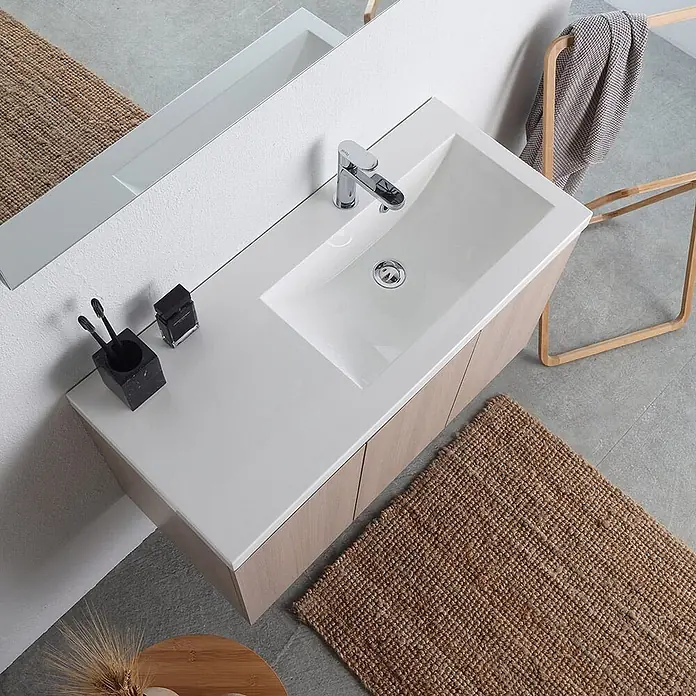 Kiamami Valentina Badmöbel-Set - Beige - Moderner Waschtischunterschrank aus hellem Holz mit weißem integriertem Waschbecken und Chromarmatur.
