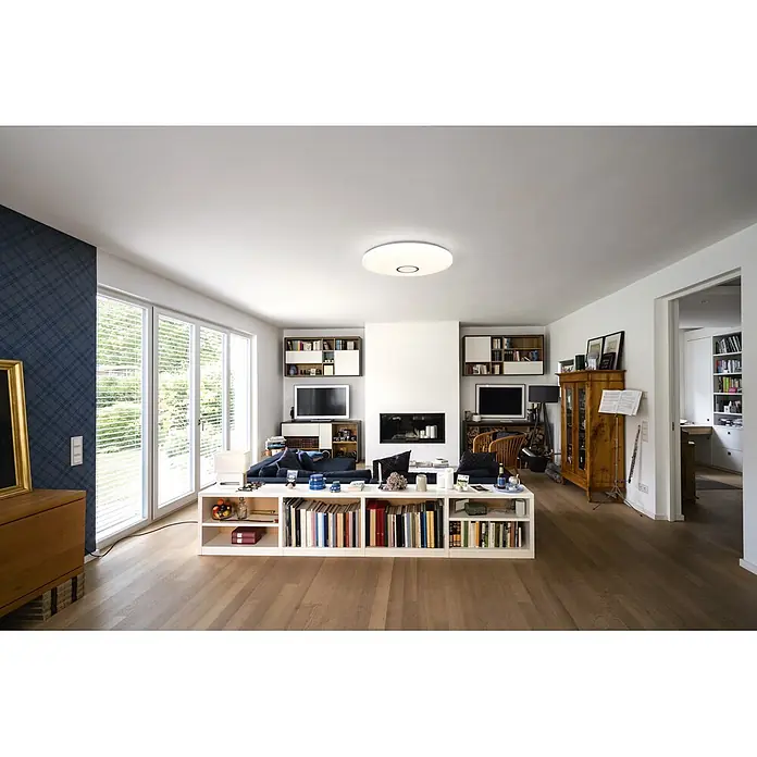 Ledvance Smart+ WiFi LED-Deckenleuchte rund Ceiling Kite - 32 W, Ø x H: 510 x 83 mm, Weiß - Runde, weiße Deckenleuchte mit silbernem Ring, die ein Wohnzimmer beleuchtet.
