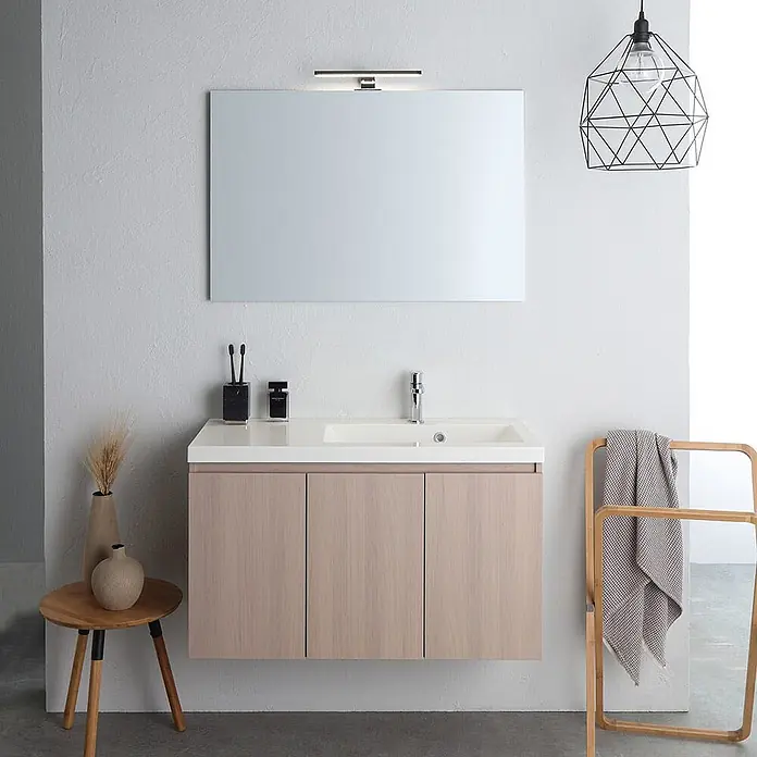 Kiamami Valentina Badmöbel-Set - Beige - Moderner Waschtisch aus hellem Holz mit weißem Becken, rechteckigem Spiegel und Spiegelleuchte.