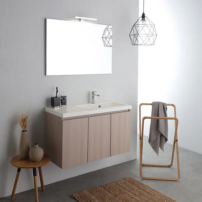 Kiamami Valentina Badmöbel-Set - Beige - Modernes schwebendes Badmöbel mit weißer Arbeitsplatte und hellen Holzschränken, integriertem Waschbecken, Spiegel und Armatur.
