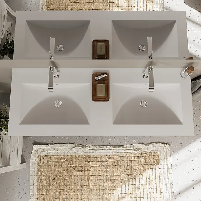 Kiamami Valentina Badmöbel-Set - Weiß - Modernes weißes Doppelwaschbecken mit zwei integrierten Waschbecken und Chromarmaturen in einem Badezimmer.