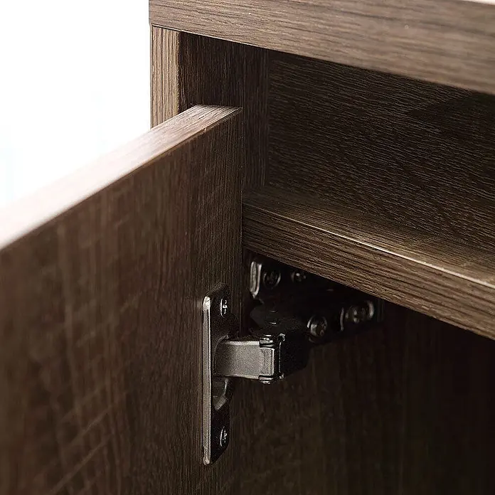 Kiamami Valentina Badmöbel-Set - Holz dunkel - Dunkelbrauner Holzschrank-Innenraum mit offener Tür, zeigt ein Metallscharnier und Holzmaserung.
