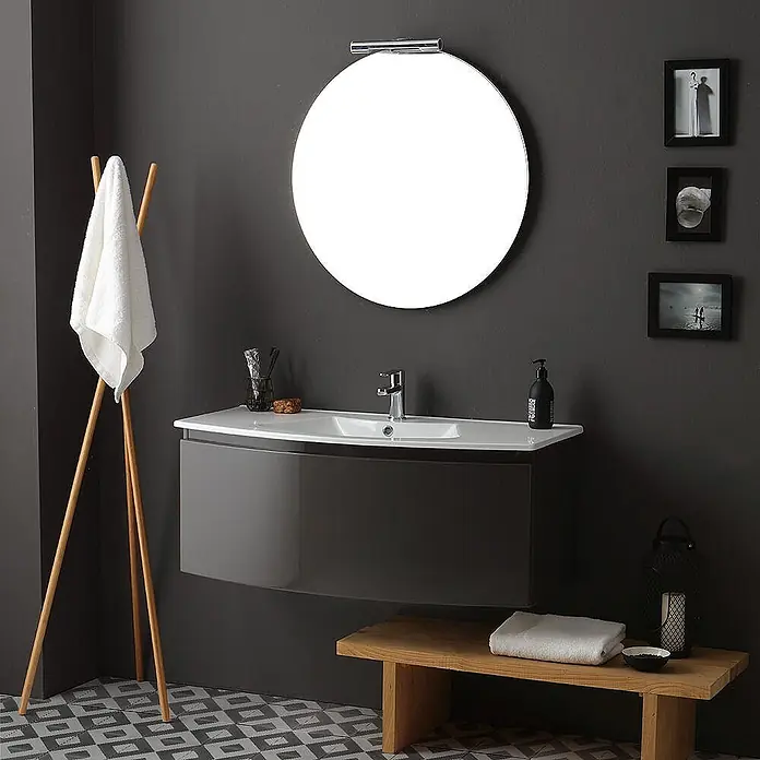 Kiamami Valentina Badmöbel-Set - Grau - Moderner dunkelgrauer Waschtisch mit weißem Waschbecken, Chromarmatur und rundem Spiegel in minimalistischem Bad.