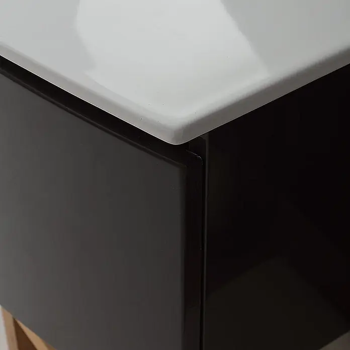Kiamami Valentina Badmöbel-Set - Grau - Dunkelgrauer Schrank mit weißer Platte und leicht glänzender Oberfläche.