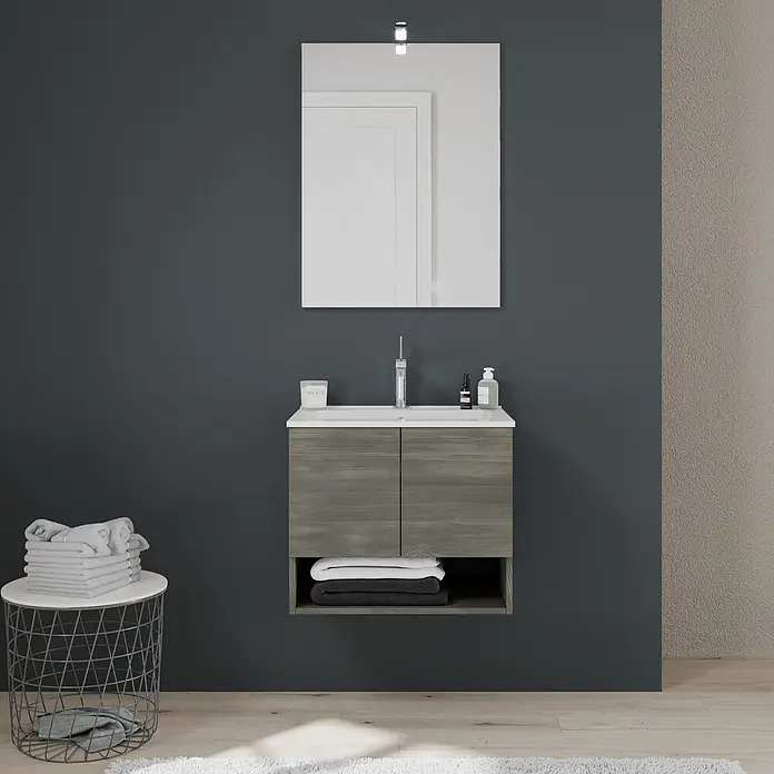 Kiamami Valentina Badmöbel-Set - Holz dunkel - Moderner Badezimmerschrank in grauer Holzoptik mit weißem Waschbecken, Chromarmatur und Stauraum.