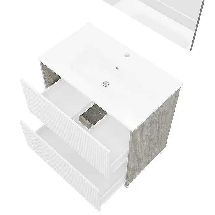 Kiamami Valentina Badmöbel-Set - Weiß - Weißer Badunterschrank mit integriertem Waschbecken, grauem Holzdekor und zwei offenen weißen Rillenschubladen.