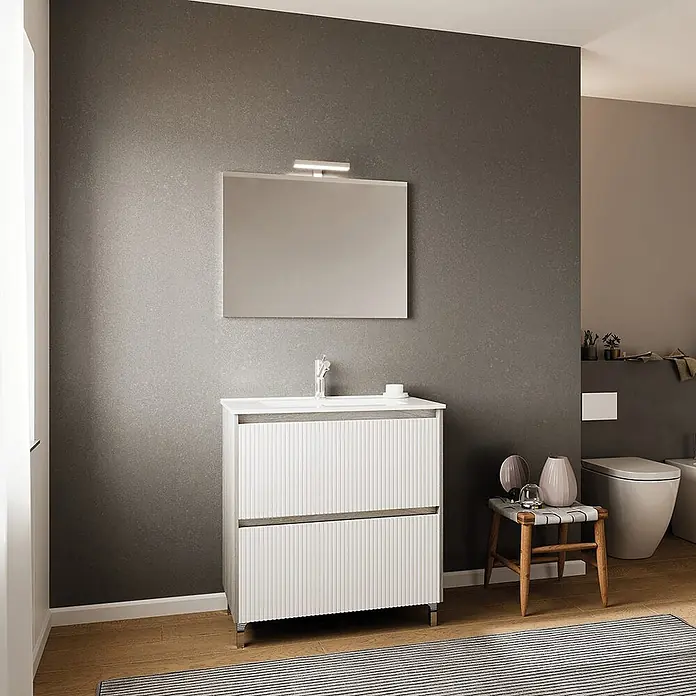 Kiamami Valentina Badmöbel-Set - Weiß - Weißer texturierter Badezimmer-Waschtisch mit Waschbecken und Spiegel.