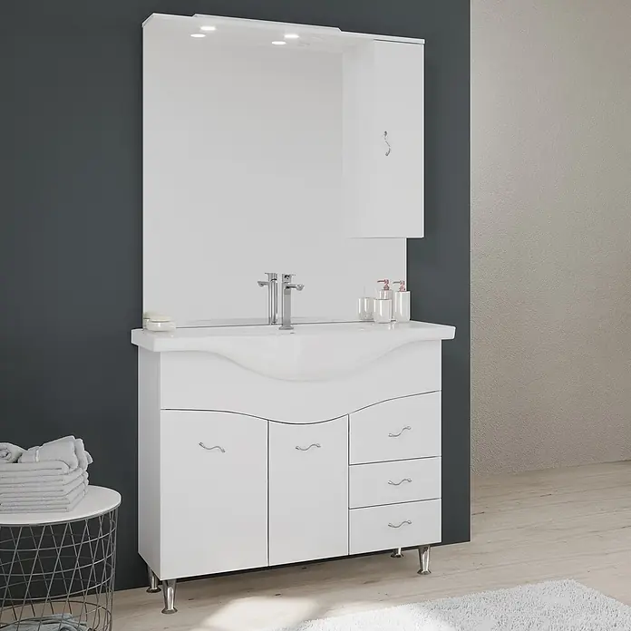 Kiamami Valentina Badmöbel-Set - Weiß - Weißer Badschrank mit integriertem Waschbecken, Spiegel mit Beleuchtung und Seitenmodul, geschwungenen Türen und Schubladen, in modernem Bad.