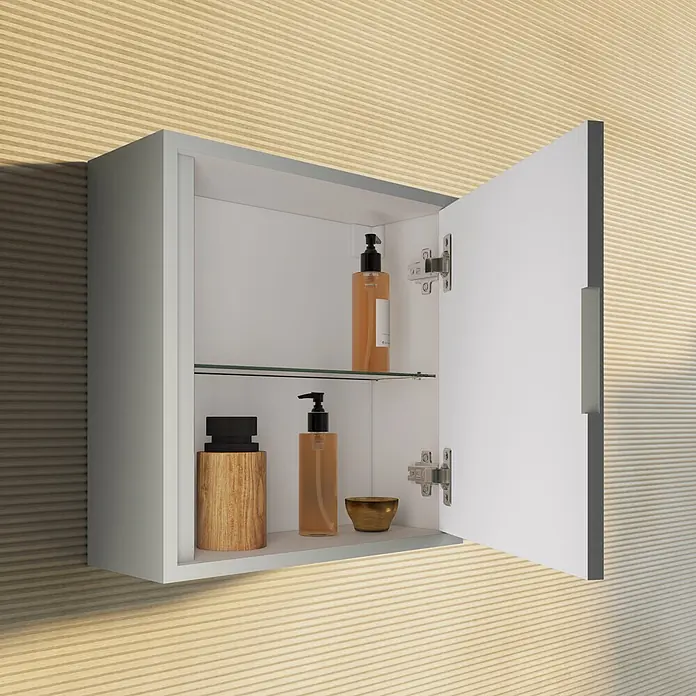 Kiamami Valentina Badmöbel-Set - Beige - Offener weißer Wandschrank mit Glasablage, zeigt Toilettenartikel. Montiert an einer hellen Holzrippenwand.
