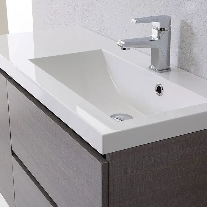 Kiamami Valentina Badmöbel-Set - Grau - Moderner Badschrank mit dunkler Holzmaserung, integriertem weißem Waschbecken und Chromarmatur.
