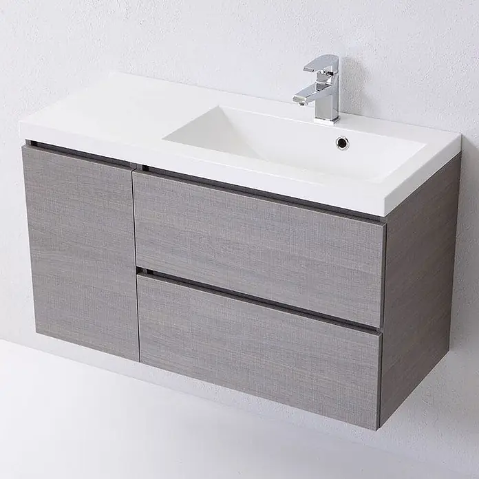 Kiamami Valentina Badmöbel-Set - Grau - Wandhängender Waschtisch in grauem Holzdekor mit integriertem weißen Waschbecken, Chromarmatur, einer Tür und zwei Schubladen.