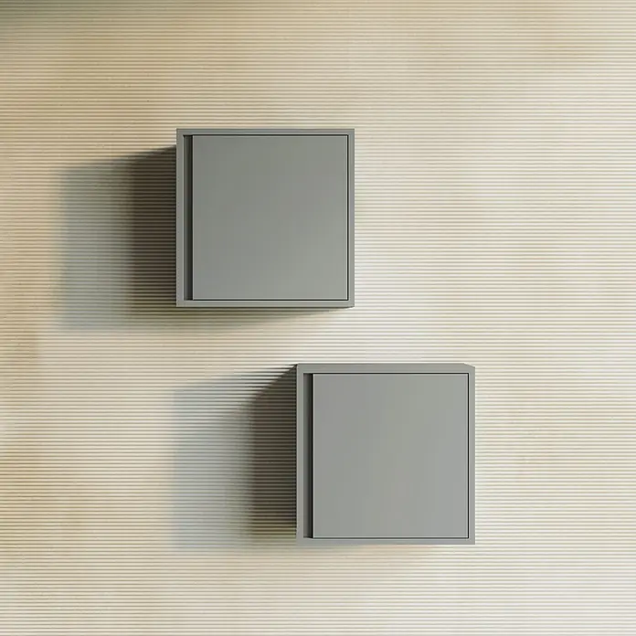 Kiamami Valentina Badmöbel-Set - Beige - Zwei graue quadratische schwebende Aufbewahrungseinheiten an einer gestreiften Wand.
