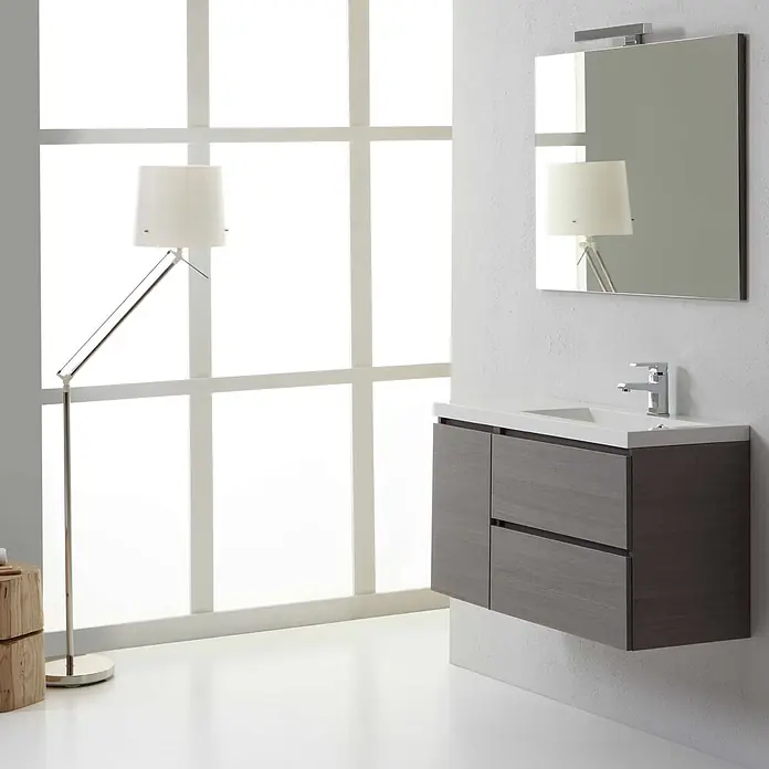 Kiamami Valentina Badmöbel-Set - Grau - Modernes, schwebendes Badezimmermöbel aus dunklem Holz mit weißem Waschbecken, Chromarmatur und rechteckigem Spiegel.