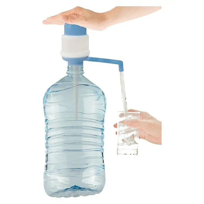 Jocca Dispensador de agua - Blanco/Azul - Bomba de agua manual para bidones llenando un vaso con agua.