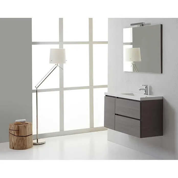 Kiamami Valentina Badmöbel-Set - Grau - Modernes, schwebendes Badezimmermöbel aus dunklem Holz mit weißem Waschbecken, Chromarmatur und Spiegel.