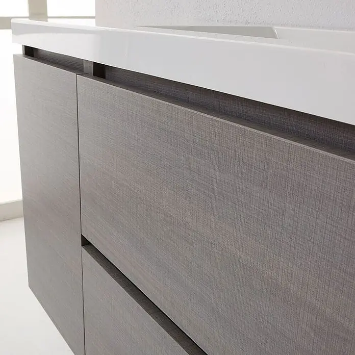 Kiamami Valentina Badmöbel-Set - Grau - Grauer, texturierter Badschrank mit weißer Arbeitsplatte und integrierten Griffen.