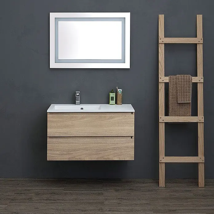 Kiamami Valentina Badmöbel-Set - Helles Holz - Modernes Badezimmer mit schwebendem Waschtisch aus hellem Holz, weißem Waschbecken, rechteckigem Spiegel und hölzernem Handtuchleiter.