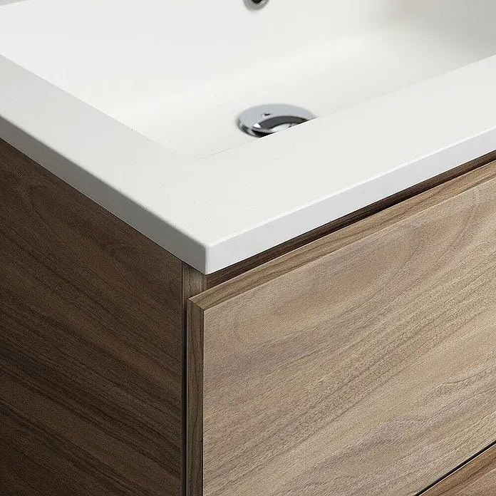 Kiamami Valentina Badmöbel-Set - Helles Holz - Moderne Badezimmermöbel mit integriertem weißen Waschbecken und hellem Holzschrank.