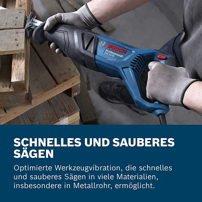 Bosch Professional Säbelsäge PRO GSA 12-30 - 1.250 W, Hublänge: 30 mm - Blau-schwarze Bosch Säbelsäge schneidet Holzpalette, gehalten von Person mit Handschuhen.