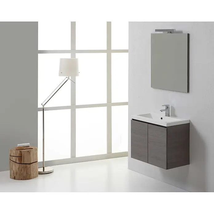 Kiamami Valentina Badmöbel-Set - Grau - Wandhängender Waschtisch in dunkler Holzoptik mit weißem Becken, Chromarmatur und rechteckigem Spiegel darüber.