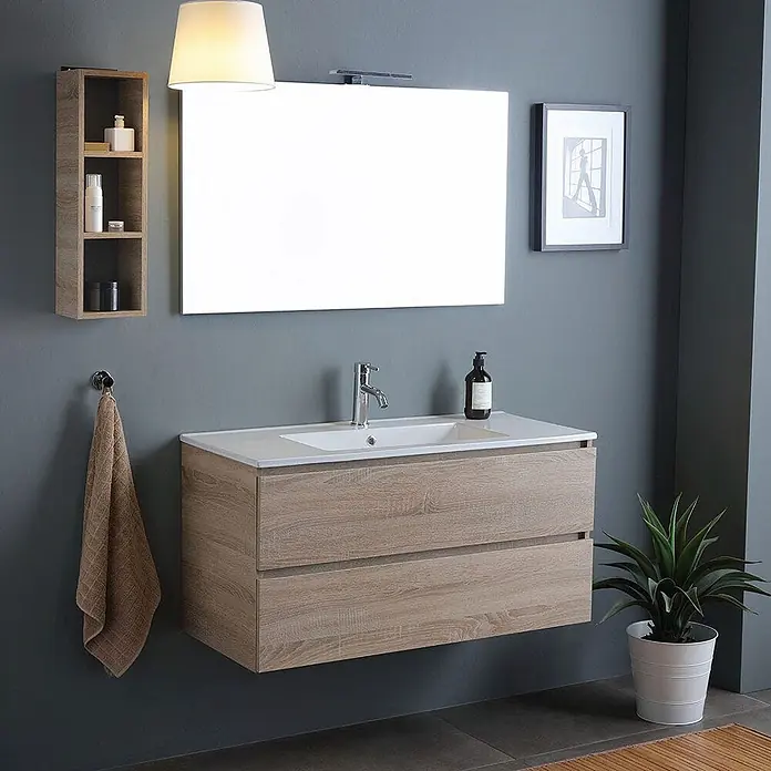 Kiamami Valentina Badmöbel-Set - Braun - Schwebender Badezimmerschrank aus hellem Holz mit weißem Keramikwaschbecken und zwei Schubladen.