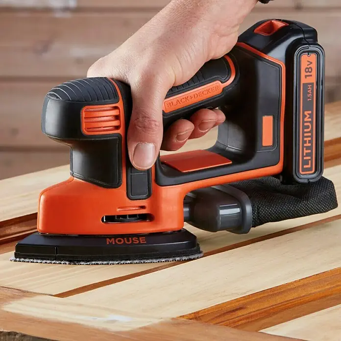 Black+Decker Lijadora delta de batería BDCDS18 - 18 V, 1 batería, 1,5 Ah - La lijadora Black+Decker Mouse se está utilizando en una mesa de madera. Cuenta con una batería de iones de litio de 18V para lijado inalámbrico.