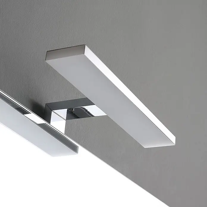 Kiamami Valentina Badmöbel-Set - Braun - Schlanke, rechteckige LED-Spiegelleuchte mit Chrom-Finish und weißem Diffusor, wandmontiert.