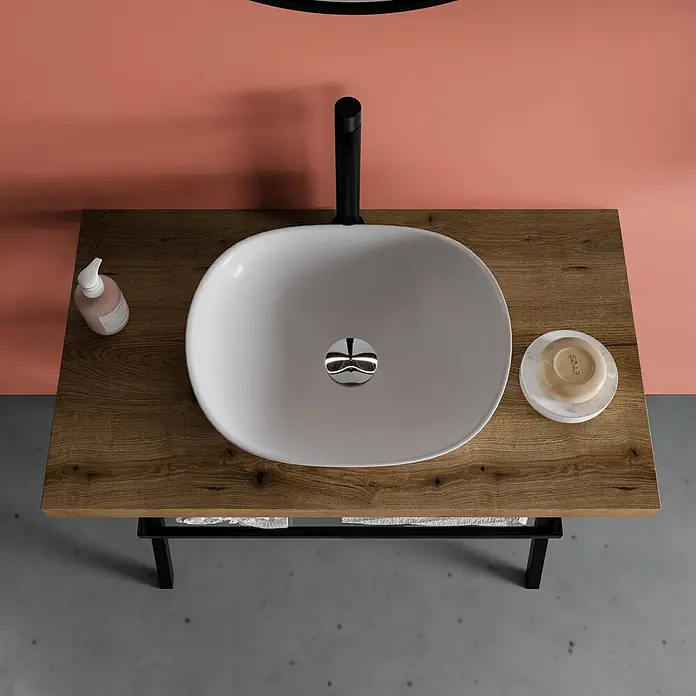 Kiamami Valentina Badmöbel-Set - Grau - Aufsicht auf einen modernen Badwaschtisch mit weißem ovalen Becken, schwarzem Wasserhahn und rustikaler Holzplatte mit Seifenspender.