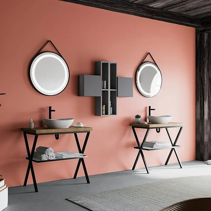 Kiamami Valentina Badmöbel-Set - Grau - Zwei moderne Badezimmermöbel mit weißen Waschbecken, Holzplatten, schwarzen Gestellen, beleuchteten Spiegeln und einem grauen Wandregal vor einer Korallenwand.