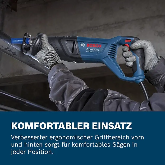 Bosch Professional Säbelsäge PRO GSA 12-30 - 1.250 W, Hublänge: 30 mm - Person in Handschuhen nutzt blaue Bosch Säbelsäge zum Schneiden eines Metallrohrs, betont ergonomisches Design für komfortablen Einsatz.