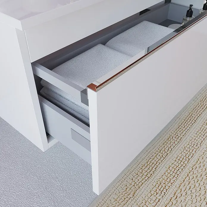 Kiamami Valentina Badmöbel-Set - Weiß - Weißer Schubkasten, teilweise geöffnet, zeigt ordentlich gefaltete weiße Handtücher. Er hat einen modernen Metallgriff mit Kupferakzent.