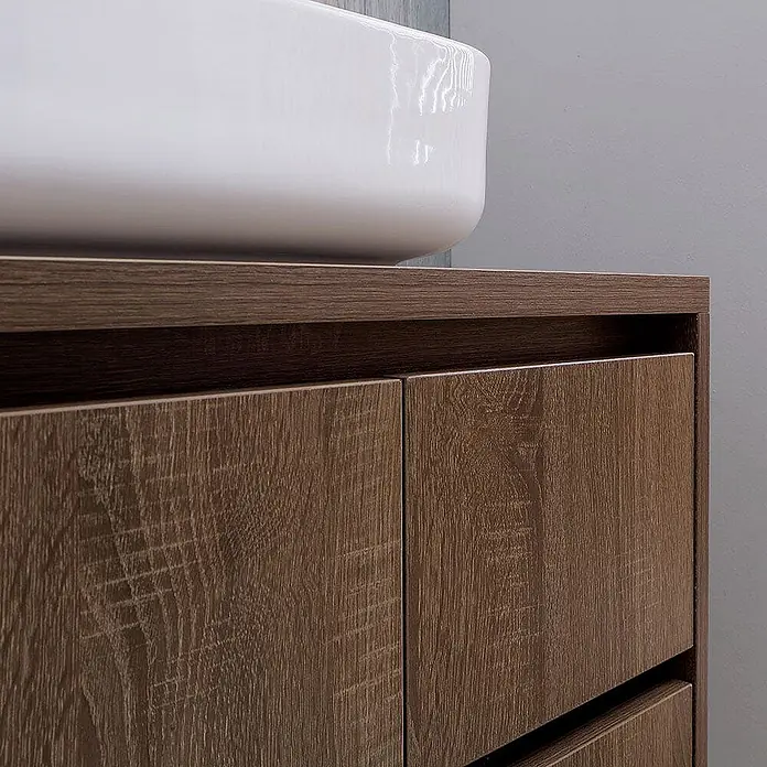 Kiamami Valentina Badmöbel-Set - Holz dunkel - Dunkler Holzdekor-Badezimmerschrank mit weißem Aufsatzwaschbecken.