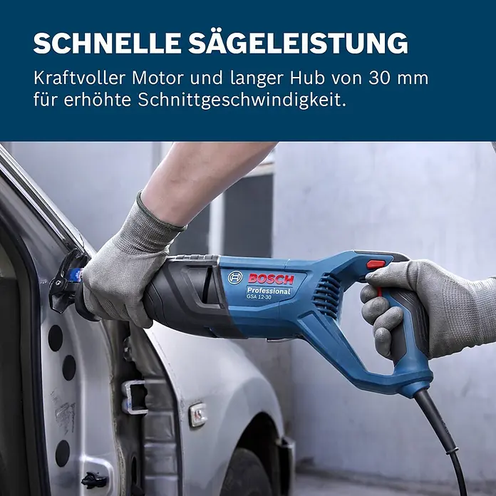 Bosch Professional Säbelsäge PRO GSA 12-30 - 1.250 W, Hublänge: 30 mm - Eine Person benutzt eine blaue und schwarze Bosch Professional GSA 12-30 Säbelsäge, um eine Autotür zu schneiden.