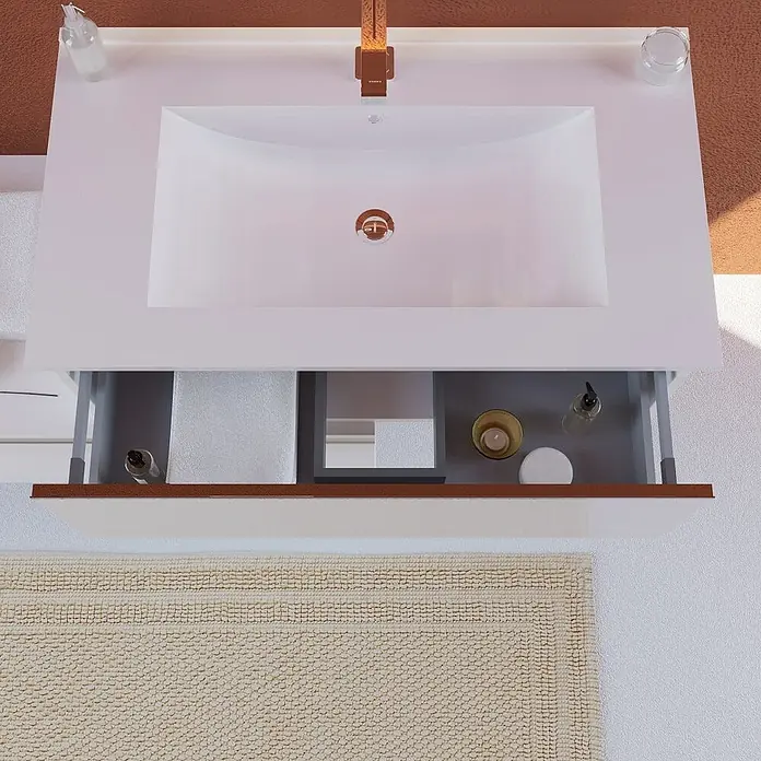 Kiamami Valentina Badmöbel-Set - Weiß - Weißer Badschrank mit integriertem Waschbecken, Kupferarmatur und offener Schublade mit Stauraum.