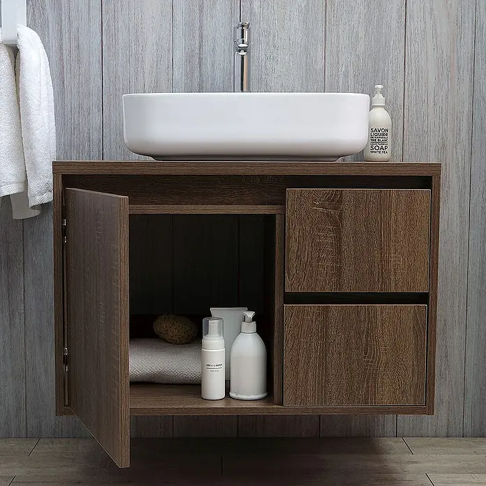 Kiamami Valentina Badmöbel-Set - Holz dunkel - Hölzerner Badezimmerschrank mit weißem Rechteckwaschbecken, Wasserhahn, offenem Schrank und zwei Schubladen.