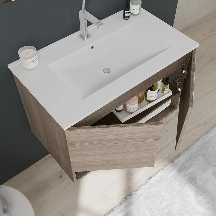 Kiamami Valentina Badmöbel-Set - Holz mittel - Moderner Badezimmerschrank mit weißem integriertem Waschbecken und heller Holzoptik-Basis, offene Schranktür zeigt Stauraum.