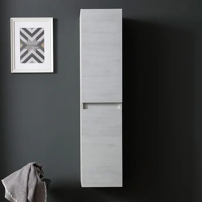 Kiamami Valentina Badmöbel-Set - Grau - Hoher, hellgrauer Wandschrank mit Holzmaserung, zwei Türen und einer offenen Nische, an einer dunklen Wand.