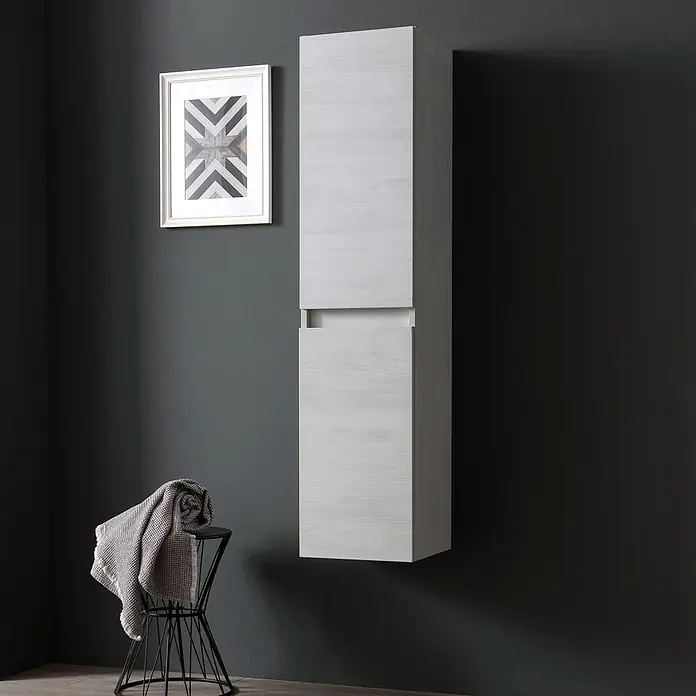 Kiamami Valentina Badmöbel-Set - Grau - Hoher weißer Wandschrank in Holzoptik mit zwei Türen, an einer dunklen Wand montiert.