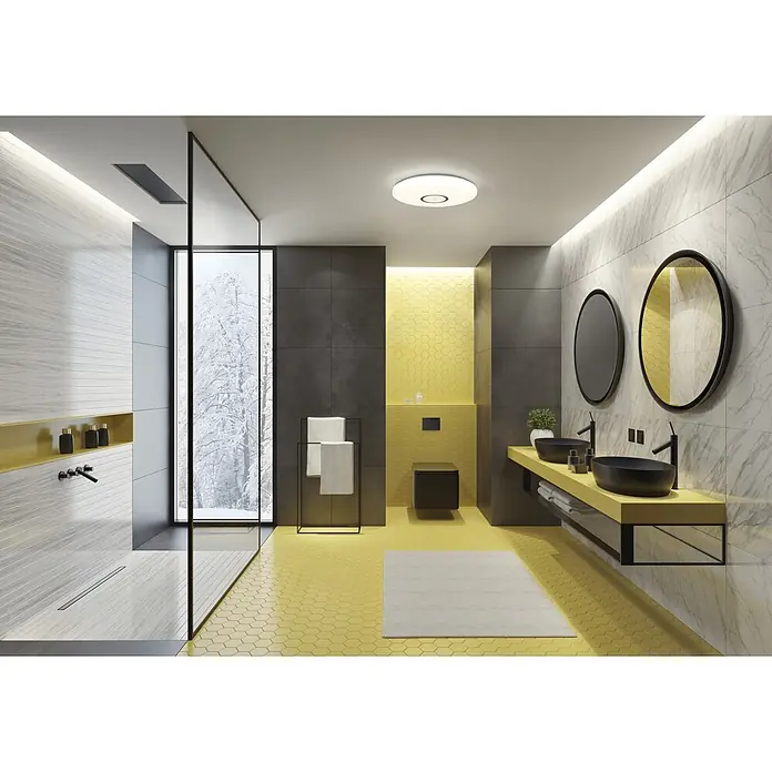 Ledvance Smart+ WiFi LED-Deckenleuchte rund Ceiling Kite - 24 W, Ø x H: 410 x 68 mm, Weiß - Modernes Badezimmer mit gelben Hexagon-Bodenfliesen, schwarzen Armaturen und weißen Marmorwänden mit gelbem Waschtisch.