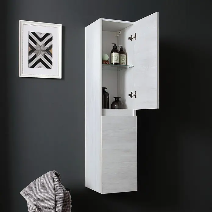 Kiamami Valentina Badmöbel-Set - Grau - Weißer Wandschrank in Holzoptik, offene Tür zeigt Glasablage und untere Staufächer, an dunkler Wand montiert.