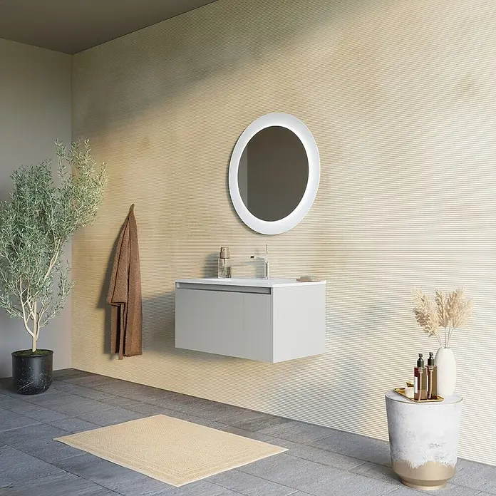 Kiamami Valentina Badmöbel-Set - Beige - Hellgrauer wandmontierter Badunterschrank mit weißer Arbeitsplatte und Waschbecken, in einem modernen Badezimmerambiente.