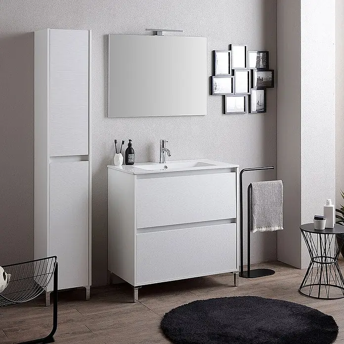 Kiamami Valentina Badmöbel-Set - Weiß - Moderner weißer Badezimmerschrank mit integriertem Waschbecken und passendem Hochschrank.