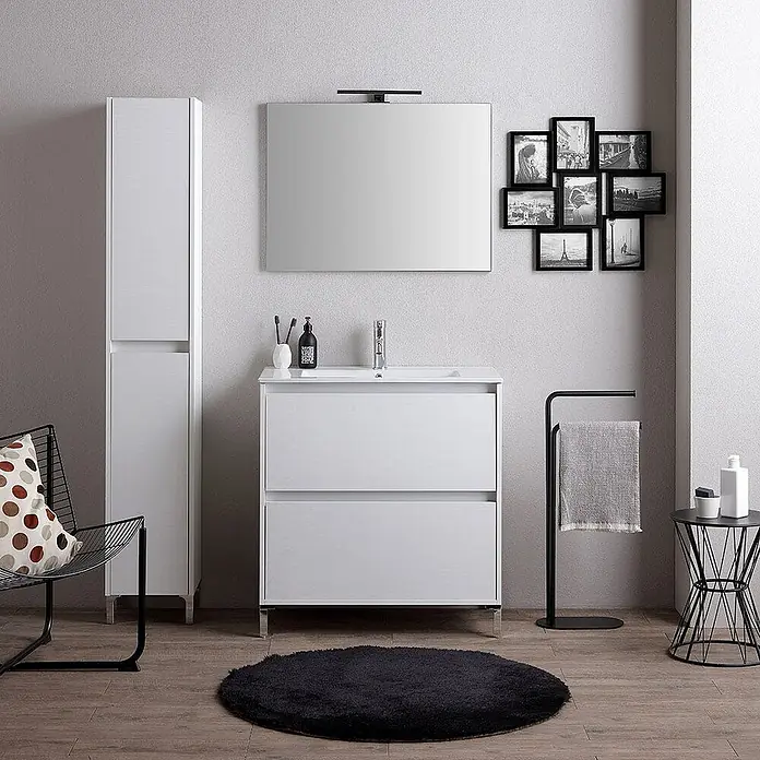 Kiamami Valentina Badmöbel-Set - Weiß - Weißer Badschrank mit integriertem Waschbecken und hoher Kommode in modernem Badezimmer.